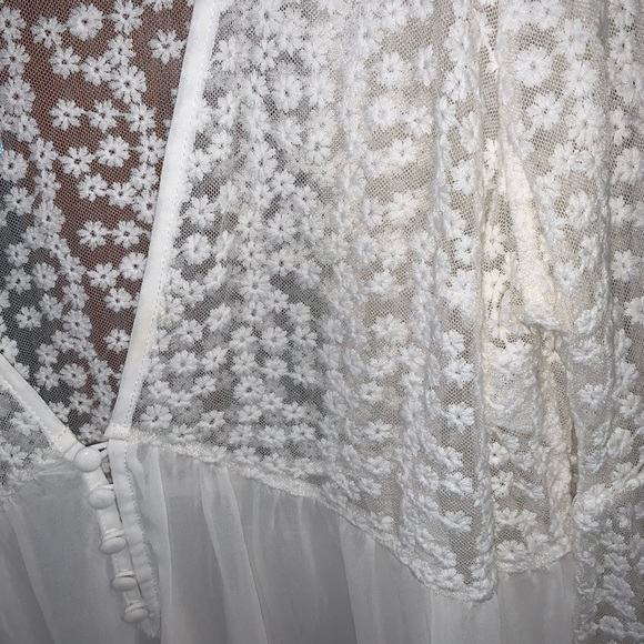 Size 1 torrid lace blouse - Picture 2 of 3